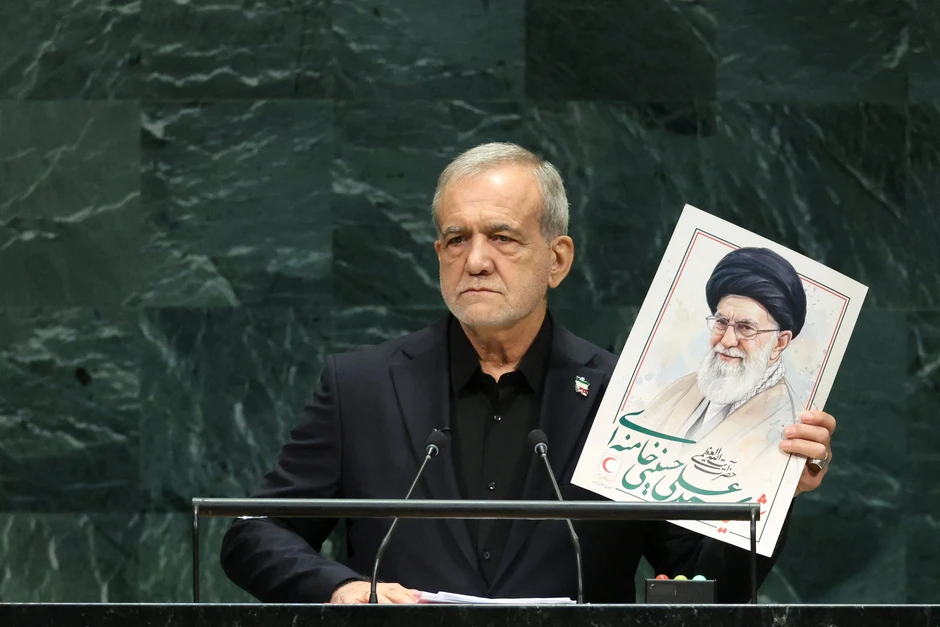 Tổng thống Iran gửi thông điệp cứng rắn, tuyên bố "không cúi đầu" Tổng thống Iran gửi thông điệp cứng rắn, tuyên bố "không cúi đầu"