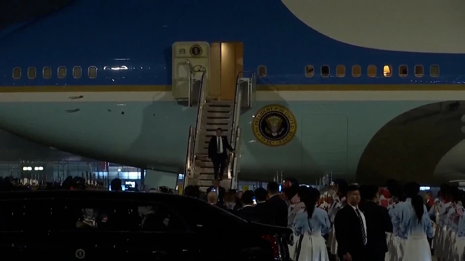 Tổng thống Mỹ Donald Trump tới Bắc Kinh, bắt đầu chuyến thăm Trung Quốc Tổng thống Mỹ Donald Trump tới Bắc Kinh, bắt đầu chuyến thăm Trung Quốc