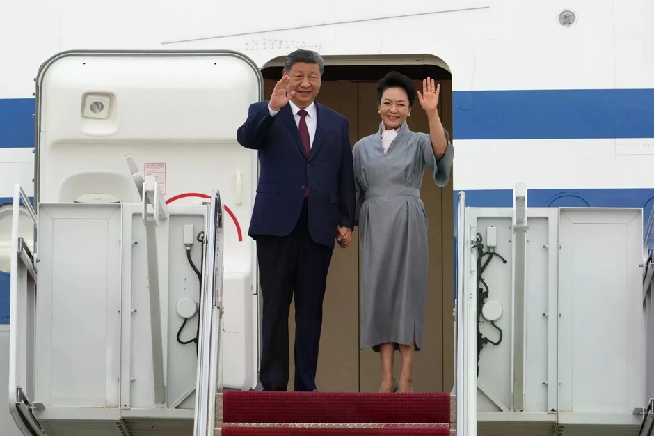 Tổng thống Mỹ Trump ra tận đường băng đón Chủ tịch Trung Quốc Tập Cận Bình Tổng thống Mỹ Trump ra tận đường băng đón Chủ tịch Trung Quốc Tập Cận Bình
