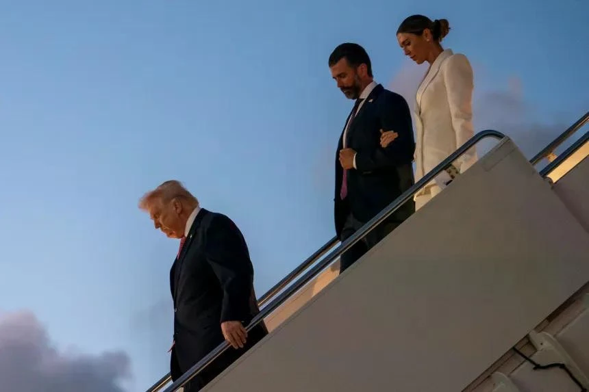 Tổng thống Mỹ Trump sẽ không dự đám cưới của con trai? Tổng thống Mỹ Trump sẽ không dự đám cưới của con trai?