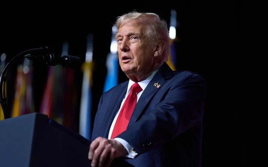 Tổng thống Mỹ Trump tuyên bố sẽ áp thuế 25% lên ô tô nhập khẩu từ EU Tổng thống Mỹ Trump tuyên bố sẽ áp thuế 25% lên ô tô nhập khẩu từ EU