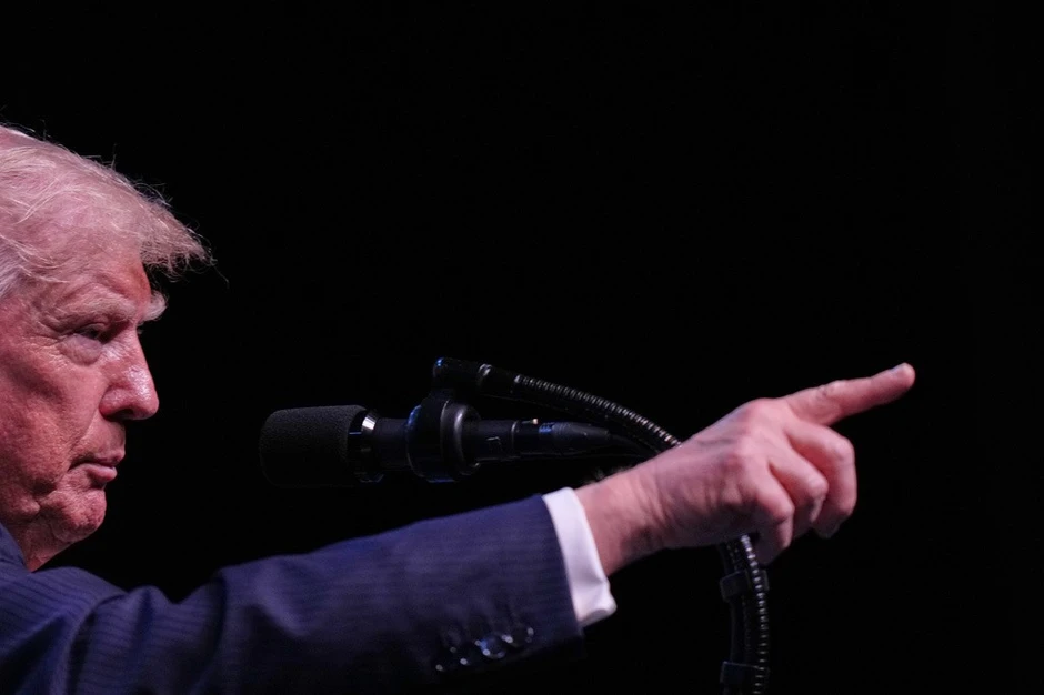 Tổng thống Mỹ Trump tuyên bố tái phong tỏa Iran, thu phí 20% các tàu qua eo biển Hormuz Tổng thống Mỹ Trump tuyên bố tái phong tỏa Iran, thu phí 20% các tàu qua eo biển Hormuz
