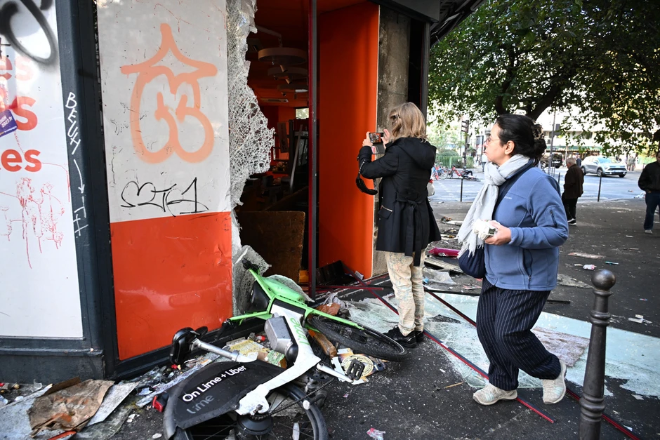 Tổng thống Macron bị chỉ trích vì đi xem hoà nhạc khi nước Pháp chìm trong bạo loạn