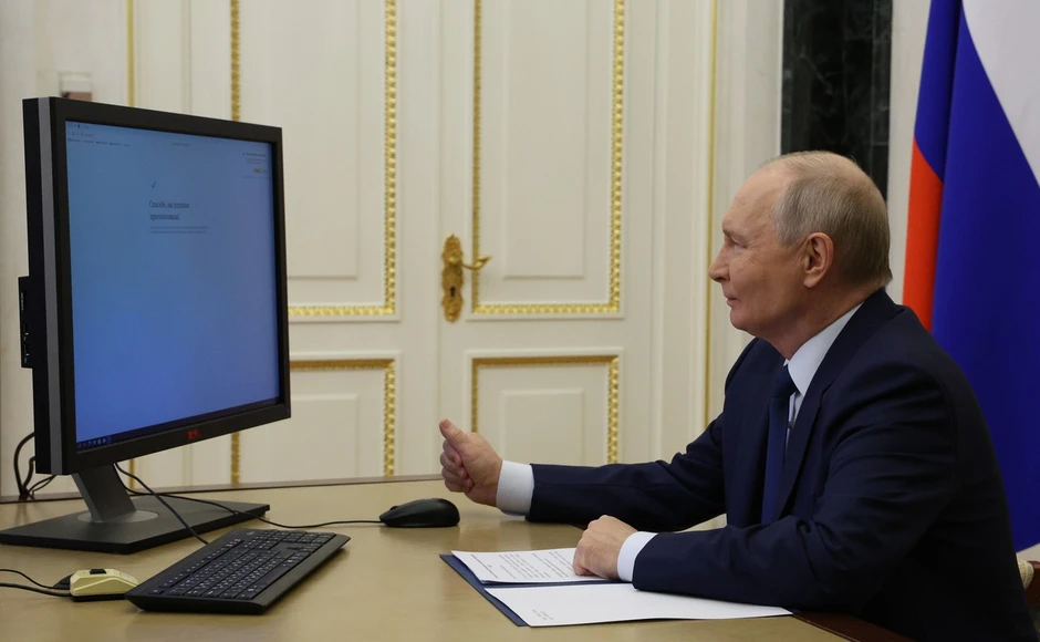 Tổng thống Nga Putin bỏ phiếu trực tuyến bầu Duma Quốc gia Tổng thống Nga Putin bỏ phiếu trực tuyến bầu Duma Quốc gia