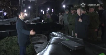 Tổng thống Nga Vladimir Putin kiểm tra hơn 300 mẫu khí tài quân sự hiện đại