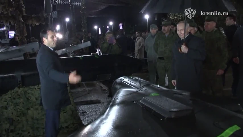 Tổng thống Nga Vladimir Putin kiểm tra hơn 300 mẫu khí tài quân sự hiện đại