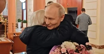 Tổng thống Putin đích thân lái siêu xe chở cô giáo cũ tới thăm Điện Kremlin