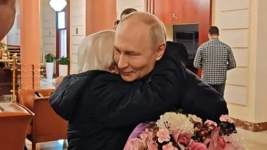 Tổng thống Putin đích thân lái siêu xe chở cô giáo cũ tới thăm Điện Kremlin