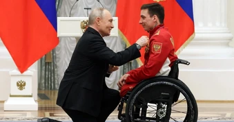 Tổng thống Putin quỳ gối trao huân chương cho vận động viên Nga