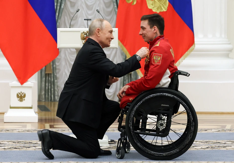 Tổng thống Putin quỳ gối trao huân chương cho vận động viên Nga Tổng thống Putin quỳ gối trao huân chương cho vận động viên Nga