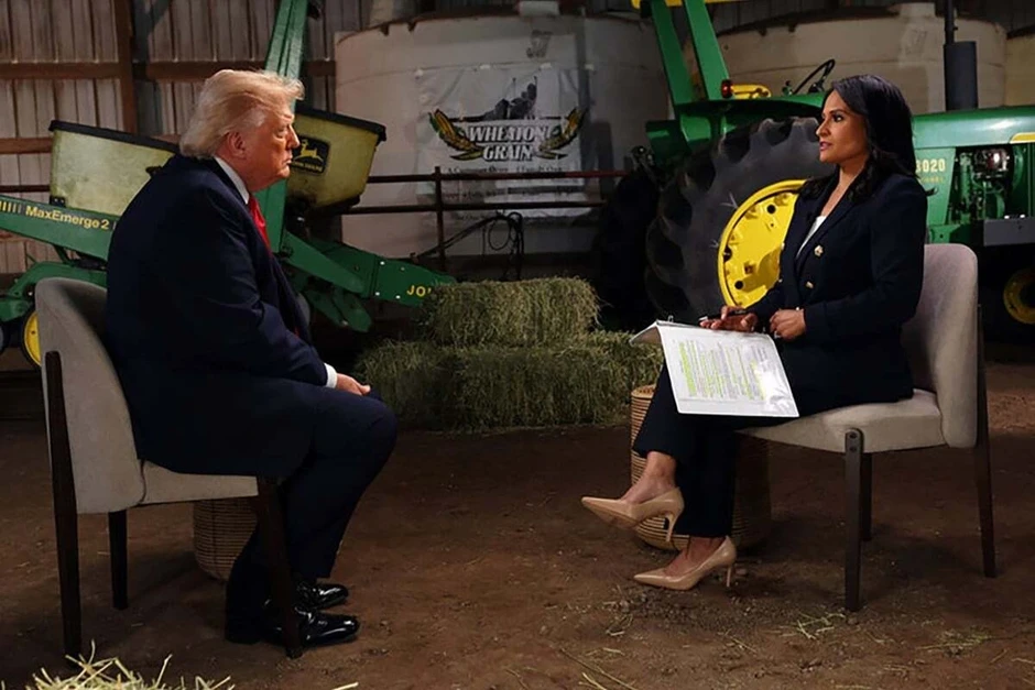 Tổng thống Trump bỏ ngang cuộc phỏng vấn sau màn tranh luận với MC Tổng thống Trump bỏ ngang cuộc phỏng vấn sau màn tranh luận với MC