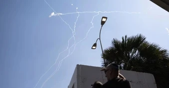 Tổng thống Trump đề nghị Iran và Israel dừng không kích nhau ngay lập tức