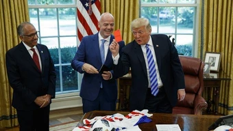 Tổng thống Trump đứng về phía Chủ tịch FIFA Infantino giữa làn sóng chỉ trích