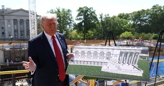 Tổng thống Trump khoe về "đế chế UAV" trên nóc phòng khiêu vũ Nhà Trắng
