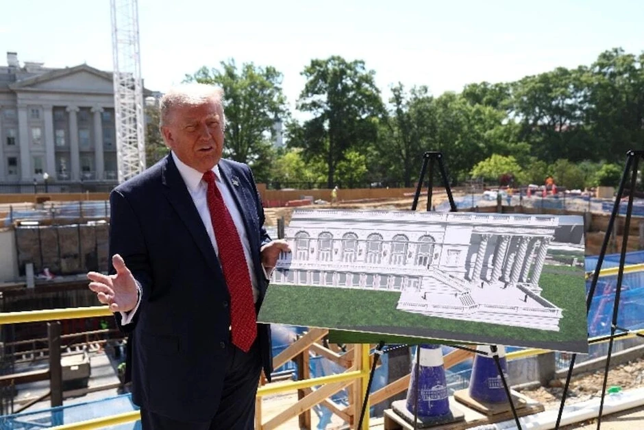 Tổng thống Trump khoe về "đế chế UAV" trên nóc phòng khiêu vũ Nhà Trắng Tổng thống Trump khoe về "đế chế UAV" trên nóc phòng khiêu vũ Nhà Trắng