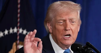 Tổng thống Trump lệnh đánh "rất mạnh", Iran tấn công mục tiêu quân sự Mỹ