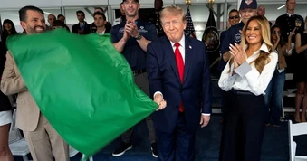 Tổng thống Trump phất cờ khởi động giải đua ô tô đặc biệt ở Washington