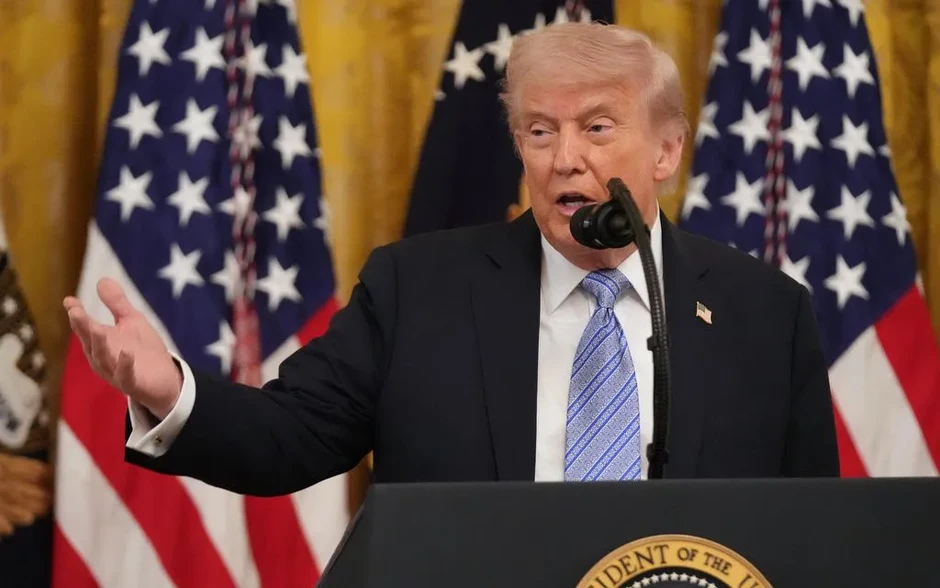 Tổng thống Trump tạm dừng chiến dịch hộ tống tàu qua eo biển Hormuz Tổng thống Trump tạm dừng chiến dịch hộ tống tàu qua eo biển Hormuz