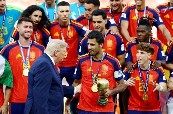 Tổng thống Trump trao cúp vô địch World Cup cho đội tuyển Tây Ban Nha Tổng thống Trump trao cúp vô địch World Cup cho đội tuyển Tây Ban Nha