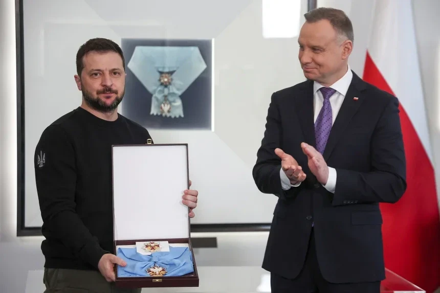 Tổng thống Ukraine trả lại huân chương cao quý nhất cho Ba Lan Tổng thống Ukraine trả lại huân chương cao quý nhất cho Ba Lan