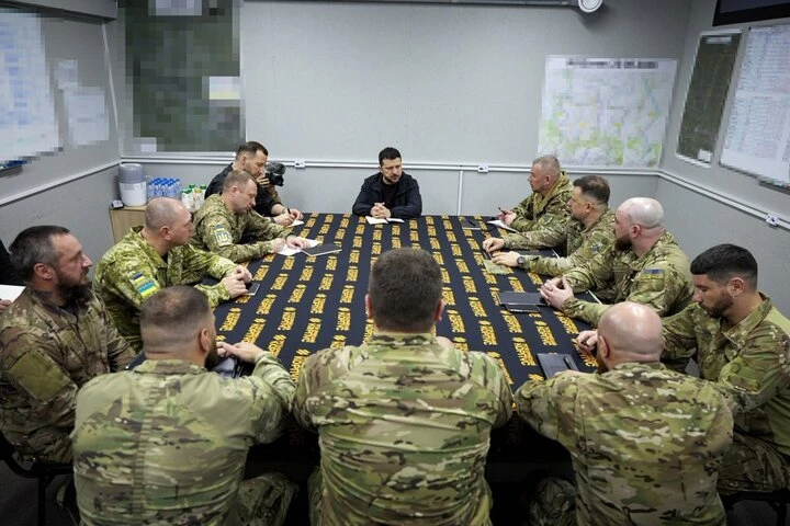 Tổng thống Zelensky thăm binh sĩ ở tiền tuyến Tổng thống Zelensky thăm binh sĩ ở tiền tuyến
