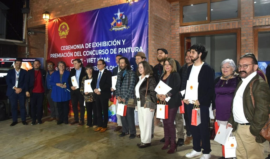 Trao giải Cuộc thi Hội họa kỷ niệm 55 năm thiết lập quan hệ ngoại giao Việt Nam-Chile Trao giải Cuộc thi Hội họa kỷ niệm 55 năm thiết lập quan hệ ngoại giao Việt Nam-Chile