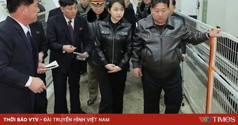 Triều Tiên công bố ảnh con gái Chủ tịch Kim Jong Un thử súng ngắn