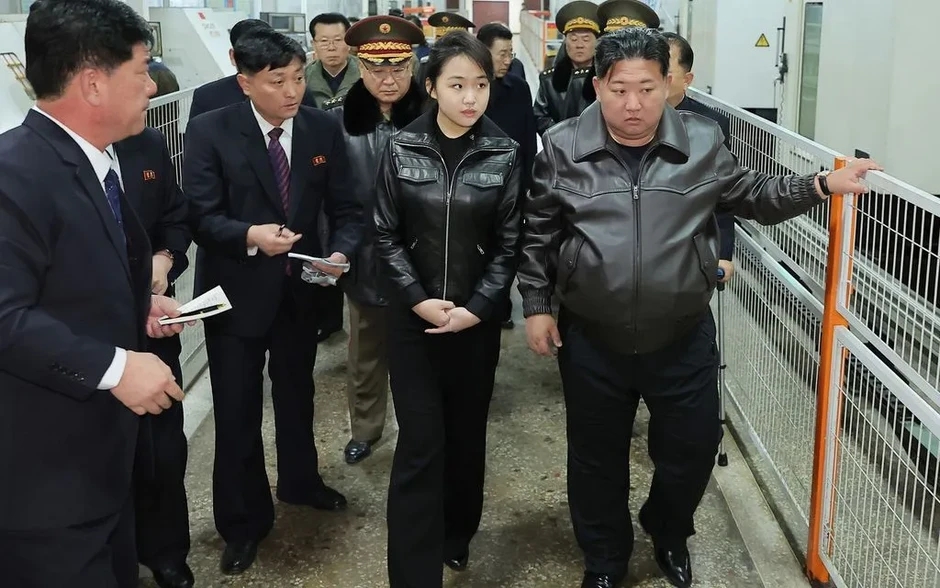 Triều Tiên công bố ảnh con gái Chủ tịch Kim Jong Un thử súng ngắn