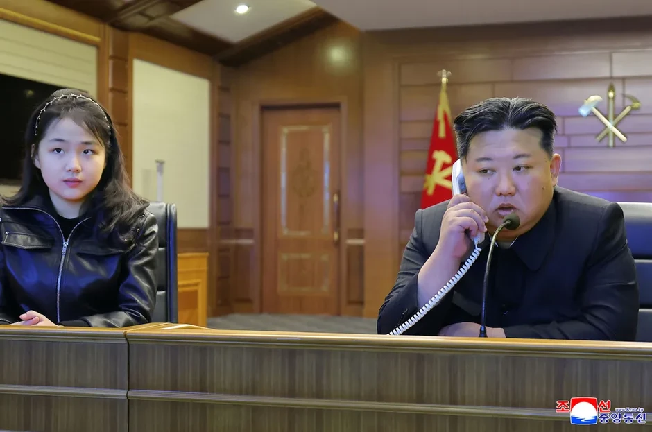 Triều Tiên công bố ảnh con gái Chủ tịch Kim Jong Un thử súng ngắn