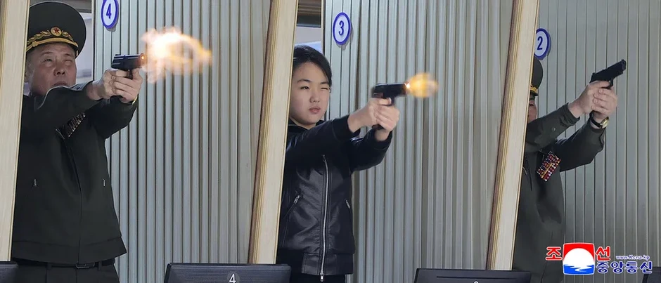 Triều Tiên công bố ảnh con gái Chủ tịch Kim Jong Un thử súng ngắn