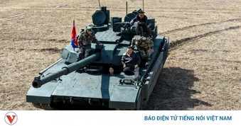 Triều Tiên đăng tải hình ảnh con gái nhà lãnh đạo Kim Jong Un lái xe tăng