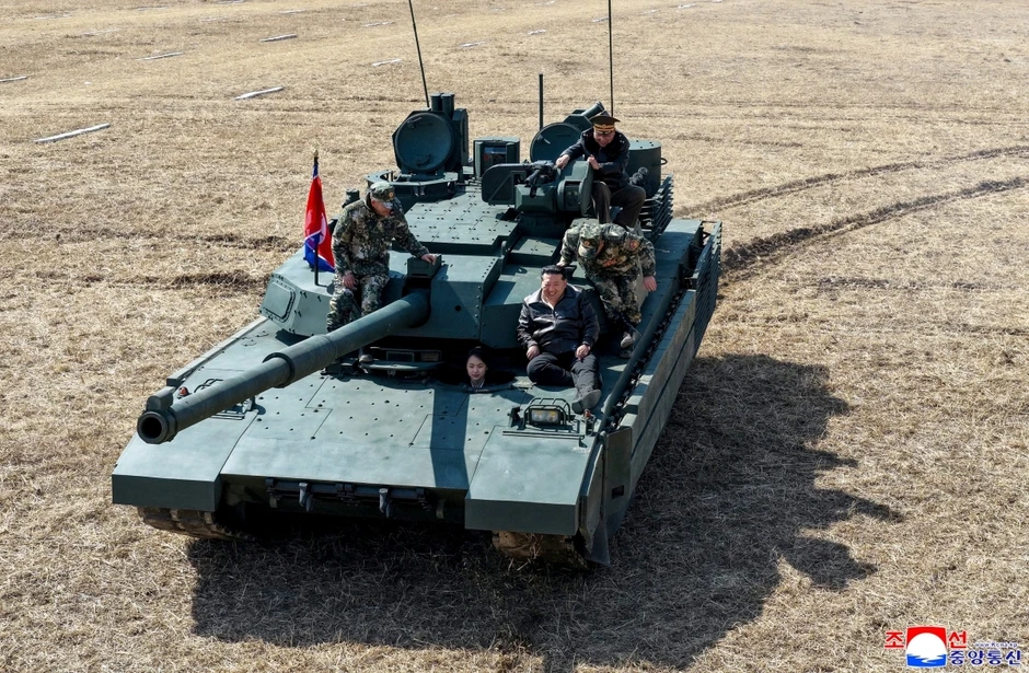 Triều Tiên đăng tải hình ảnh con gái nhà lãnh đạo Kim Jong Un lái xe tăng Triều Tiên đăng tải hình ảnh con gái nhà lãnh đạo Kim Jong Un lái xe tăng
