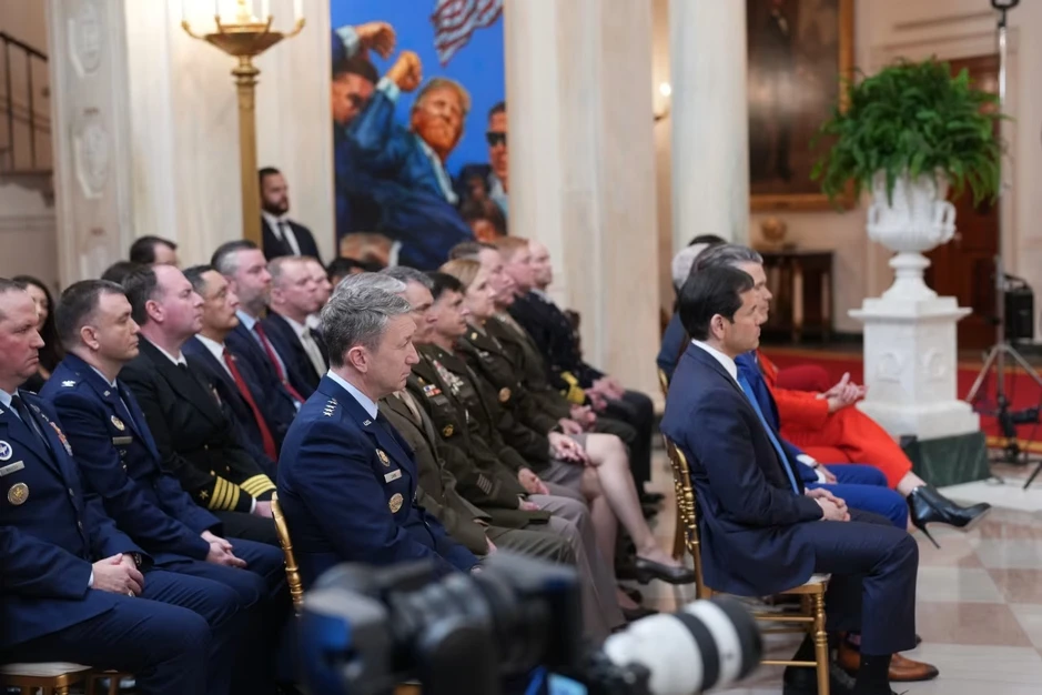Trump: Mỹ sẽ sớm "hoàn tất công việc", tấn công mạnh Iran trong 2 tuần tới Trump: Mỹ sẽ sớm "hoàn tất công việc", tấn công mạnh Iran trong 2 tuần tới