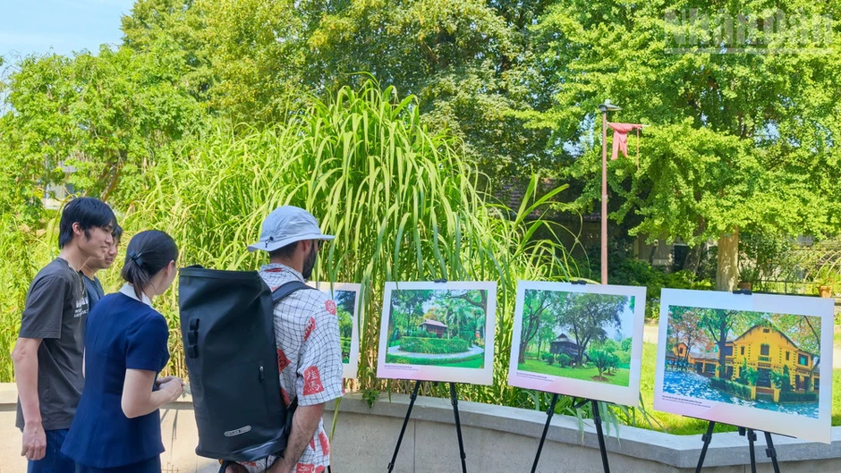 Trưng bày tại Pháp tư liệu, hình ảnh về cuộc đời và sự nghiệp của Chủ tịch Hồ Chí Minh Trưng bày tại Pháp tư liệu, hình ảnh về cuộc đời và sự nghiệp của Chủ tịch Hồ Chí Minh