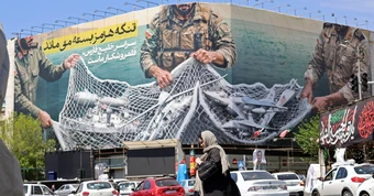 Trung Đông leo thang: Iran ngắt liên lạc với Mỹ, tính đóng chặt eo biển Hormuz