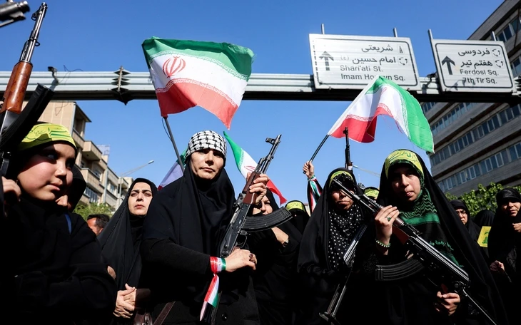 Trung Đông NÓNG: Tàu khu trục Mỹ nổ súng, bắt giữ tàu chở hàng Iran; Tehran thề sẽ trả đũa Trung Đông NÓNG: Tàu khu trục Mỹ nổ súng, bắt giữ tàu chở hàng Iran; Tehran thề sẽ trả đũa