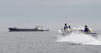 Trung Đông sáng 16-4: Iran dọa đánh chìm tàu Mỹ ở eo biển Hormuz; Mỹ buộc ít nhất 10 tàu quay đầu