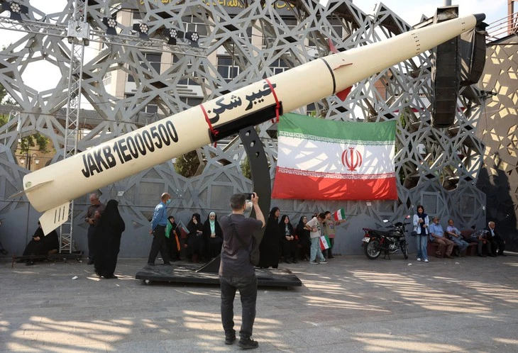 Trung Đông sáng 8-6: Iran lần đầu phóng tên lửa vào Israel trong lúc ngừng bắn, giá dầu tăng 3% Trung Đông sáng 8-6: Iran lần đầu phóng tên lửa vào Israel trong lúc ngừng bắn, giá dầu tăng 3%