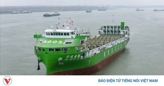 Trung Quốc bàn giao tàu container thông minh chạy bằng điện lớn nhất thế giới