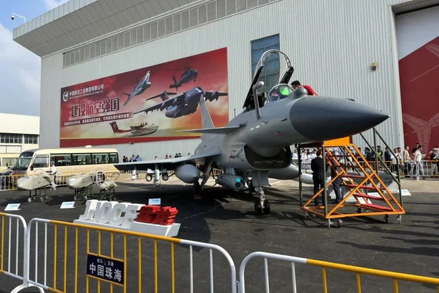 Trung Quốc chốt đơn gần 100 chiếc J-10 - Khách hàng ĐNA đầu tiên lộ diện, nói đúng 2 từ ẩn ý