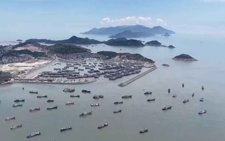 Trung Quốc kích hoạt ứng phó khẩn cấp với bão Dolphin Trung Quốc kích hoạt ứng phó khẩn cấp với bão Dolphin