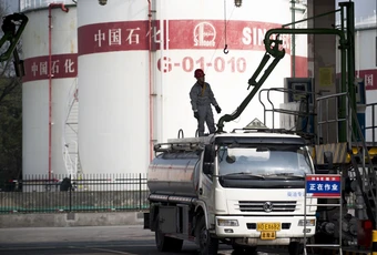 Trung Quốc lần đầu hạ giá trần xăng, dầu diesel kể từ khi chiến tranh Iran nổ ra
