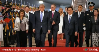 Trung Quốc trải thảm đỏ đón Tổng thống Trump ở sân bay Bắc Kinh