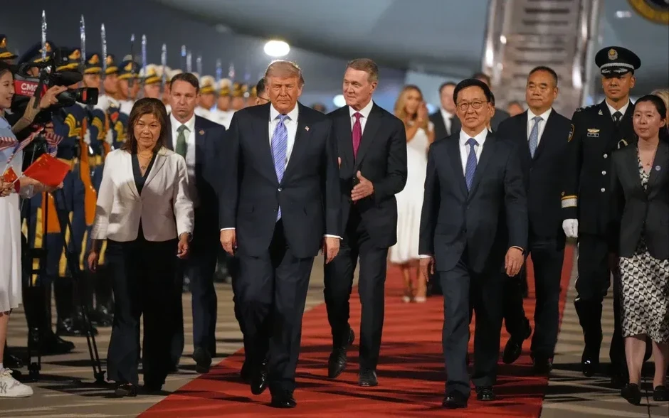 Trung Quốc trải thảm đỏ đón Tổng thống Trump ở sân bay Bắc Kinh Trung Quốc trải thảm đỏ đón Tổng thống Trump ở sân bay Bắc Kinh