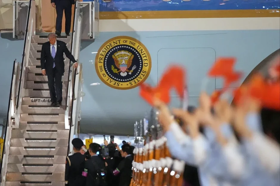 Trung Quốc trải thảm đỏ đón Tổng thống Trump ở sân bay Bắc Kinh Trung Quốc trải thảm đỏ đón Tổng thống Trump ở sân bay Bắc Kinh