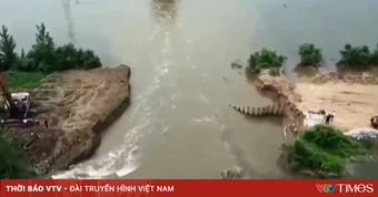 Trung Quốc xuyên đêm khắc phục các đoạn đê vỡ