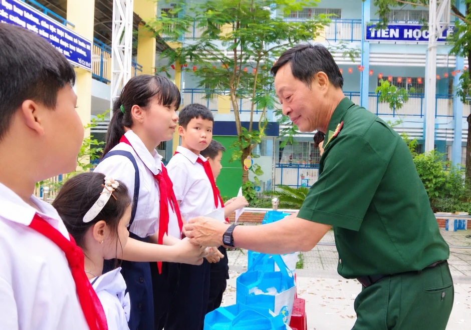 Trung thu sớm ấm tình quân dân nơi hải đảo TPHCM Trung thu sớm ấm tình quân dân nơi hải đảo TPHCM