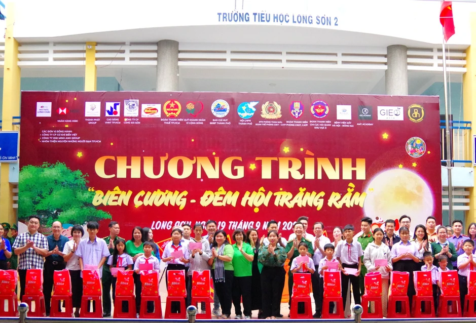 Trung thu sớm ấm tình quân dân nơi hải đảo TPHCM Trung thu sớm ấm tình quân dân nơi hải đảo TPHCM