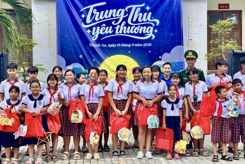 Trung thu sớm ấm tình quân dân nơi hải đảo TPHCM Trung thu sớm ấm tình quân dân nơi hải đảo TPHCM