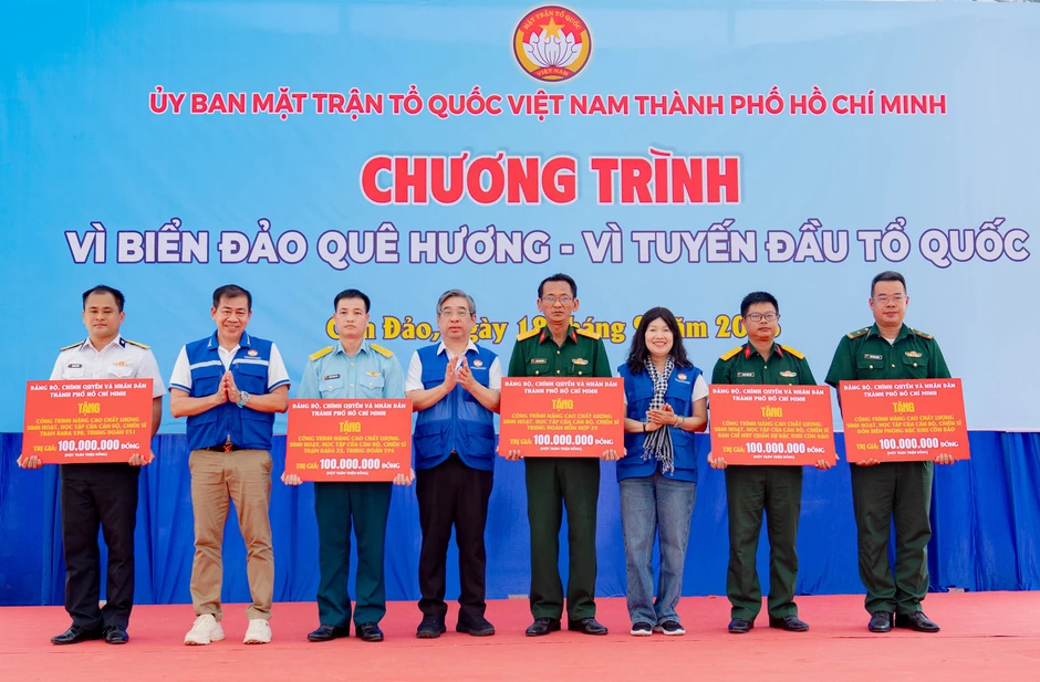 Trung thu sớm ấm tình quân dân nơi hải đảo TPHCM Trung thu sớm ấm tình quân dân nơi hải đảo TPHCM